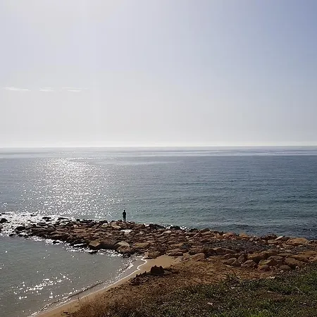בית הארחה Holidays אבולה